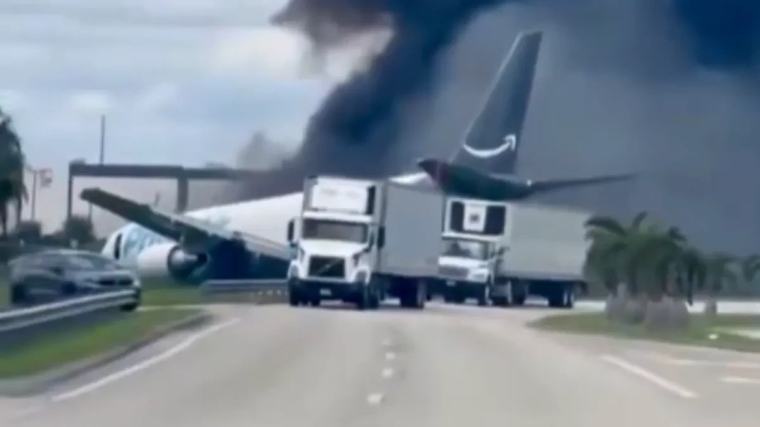 Avion izleteo sa piste i zakucao se u prometnu saobraćajnicu! Gust dim kulja na sve strane