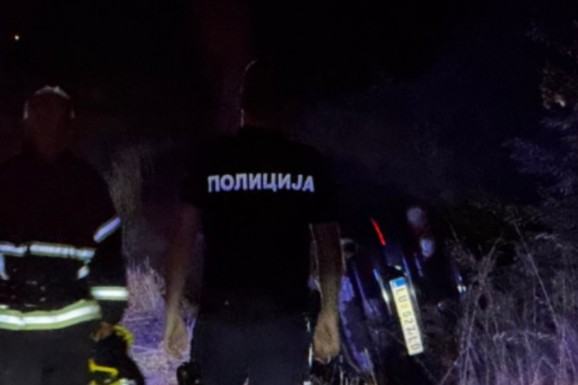 (FOTO) DRAMA NA PUTU ARILJE-POŽEGA Automobil sleteo u kanal, pa se zapalio: Policija i vatrogasci dojurili na lice mesta, saobraćaj BLOKIRAN