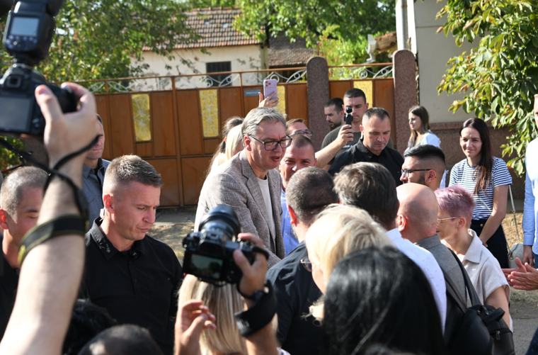 Vučić obišao Udruženje obolelih od multiple skleroze u Novom Kneževcu; Razgovarao sa ljudima FOTO