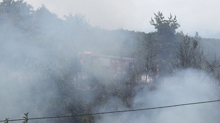 VATRA SE PRIBLIŽILA KUĆAMA KOD BANJALUKE! Vatrogasci hitno izašli na teren, veliki požar bukti i kod Teslića