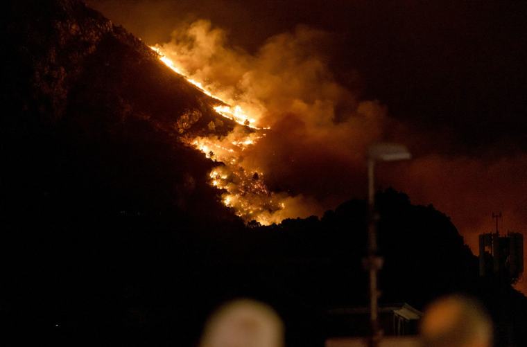 Požar nadomak kuća: Vatra buknula kod Solina; 95 vatrogasaca na terenu FOTO/VIDEO