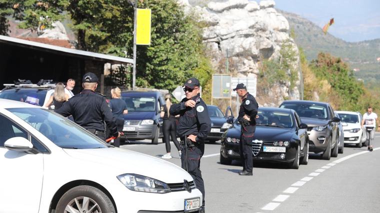 SPECIJALCI UHAPSILI POZNATOG BIZNISMENA Velika akcija crnogorske policije: Pretresaju mu kuću, sumnja se da je stvorio KRIMINALNU grupu