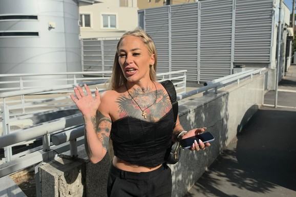 "VOLIM ŽENE I MUŠKARCE" Nova učesnica "Elite 10" ima vulgaran citat na čelu i profil na sajtu ZA ODRASLE: "Imam ćerku od 15 godina, dečko me podržava" (VIDEO)