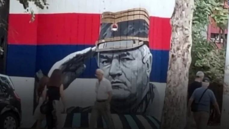 BEOGRAD DOBIO NOVI MURAL RATKA MLADIĆA: General oslikan sa srpskom trobojkom u pozadini