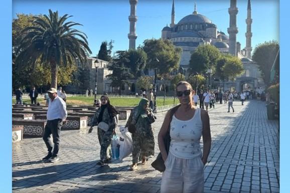 MAJKA FILIPA ŽIVOJINOVIĆA NAPUSTILA SRBIJU! Zorica Nakić otputovala na egzotičnu lokaciju, svi komentarišu u njen MLADOLIKI IZGLED