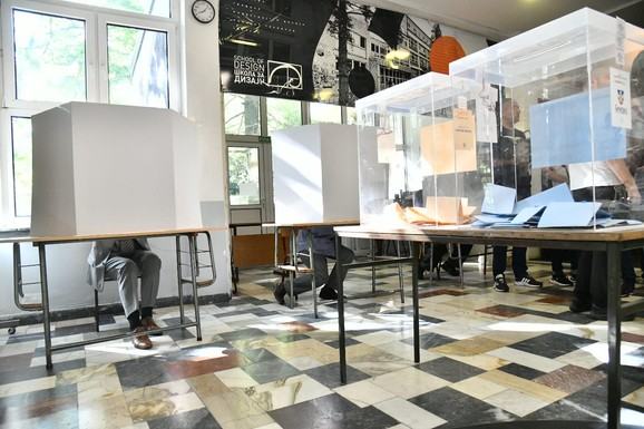 EKSKLUZIVNO! Na "Blic" TV pogledajte rezultate najnovijeg istraživanja o rejtingu političkih stranaka: Kako stoji Vučić, kako studenti i opozicija