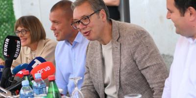 Završena Vučićeva poseta Severnobanatskom okrugu: Najviše pažnje privukla poseta porodici sa jedanaestoro dece! (FOTO/VIDEO)