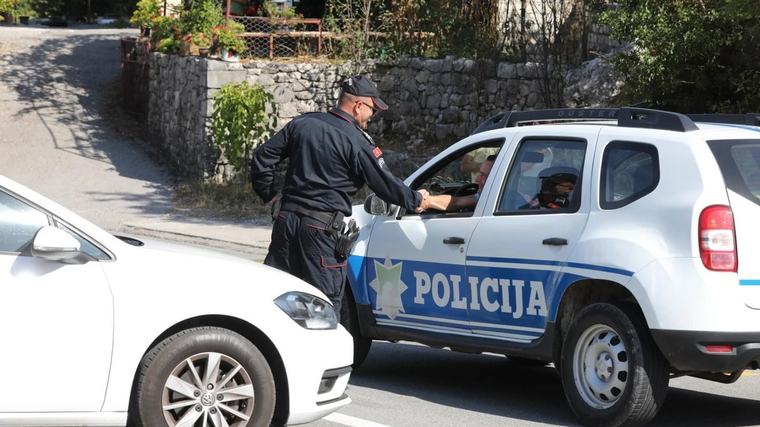 CRNA GORA PROTERALA ŠEST UKRAJINACA Osumnjičeni za saradnju sa visokorizičnom OKG: Evo šta je pronađeno kod njih (FOTO)