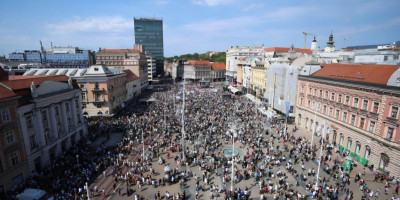 Pa, kaj se događa, komšije?! Masovni protest "Hodaj za Liku" zario nož u leđa Vladi Hrvatske: Tenzije na vrhuncu, ore se ulice (FOTO)