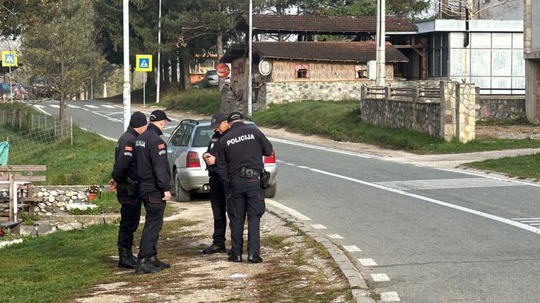 BEGUNAC BACAO PAKETIĆE DROGE KROZ PROZOR DOK MU JE POLICIJA RUŠILA VRATA! Filmsko hapšenje u Nikšiću: Prebio čoveka, pa se zabarikadirao u štek-stanu!