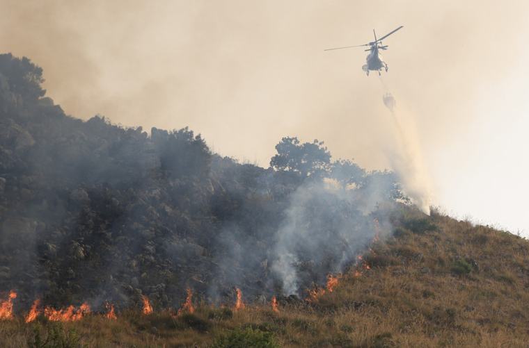 Helikopter preventivno gasi požarišta na Trebeviću