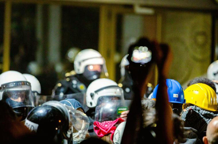 Blokaderi nasrtali na policiju u Nišu; "Malo ih je, al' su besni. Kad nema većine, pokušava se silom" VIDEO