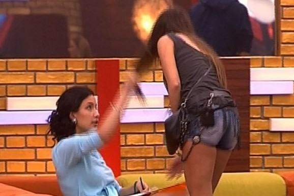 POTUKLA SE SA PEVAČICOM NA TELEVIZIJI O skandalu brujala Srbija, a ona nestala iz javnosti: Evo kako Nevena danas živi