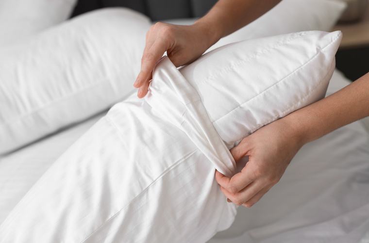 Dermatološkinja odobrila - Poprskajte OVO na jastučnicu i sačuvajte lice od neželjenih bakterija