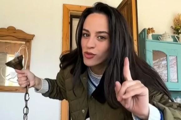 ĆERKA JOVANA MEMEDOVIĆA PRAVI ZIMNICU Maša otkrila tajni sastojak za savršeni džem od šljiva: Zavrnula rukave u kuhinji samo tako