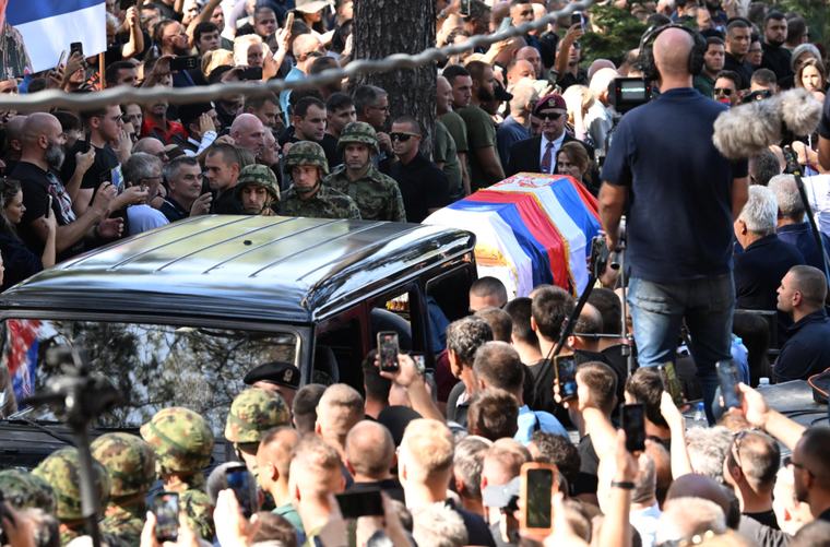 Sahranjen Ratko Mladić na Topčiderskom groblju; Veliki broj prisutnih; Sin Darko održao govor FOTO/VIDEO