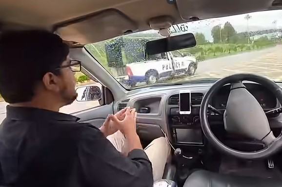 Pokazivao automobil na daljinsko upravljanje, pa se zakucao u policiju: Kamere sve snimile, snimak postao viralan