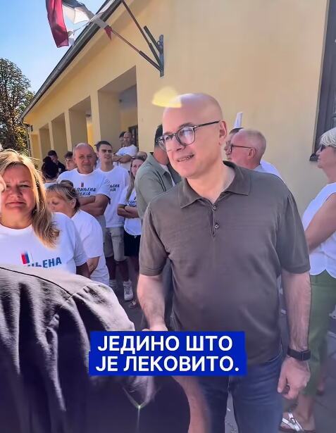 POBEDNIČKA ATMOSFERA U NOVOM SADU Miloš Vučević razgovarao sa građanima i probao specijalne bombonice "Srbija pobeđuje (VIDEO)