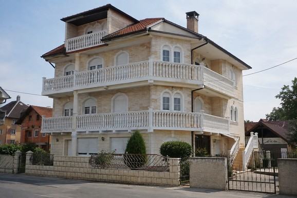 Gastarbajter u Nemačkoj zaradio za kuću na tri sprata na Balkanu - ali supruga i deca ne žele da napuste Nemačku: "Ne trošite novac na velike građevine"