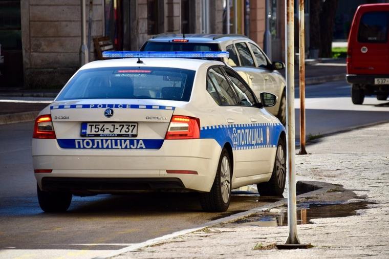 TUZLANSKO TUŽILAŠTVO DONELO ODLUKU: Evo šta će biti sa maloletnicom koja je NOŽEM izbola dve devojčice ispred škole!
