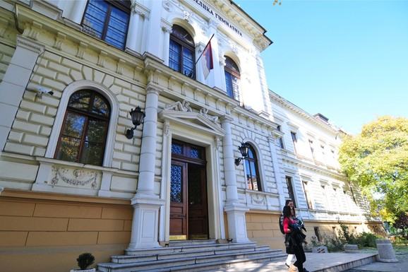 Đaci ušli u kancelariju direktora Jovine gimnazije u Novom Sadu, vikali i protestvovali, on pozvao policiju