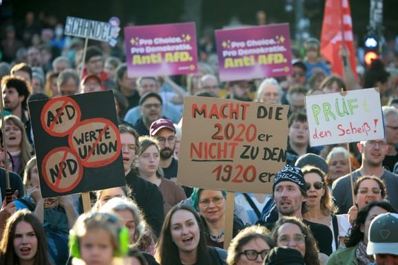 (FOTO) HAOS U NEMAČKOJ NAKON POBEDE EKSTREMNE DESNICE NA IZBORIMA Građani besni, uzvikuju: "STOP NACISTIMA"
