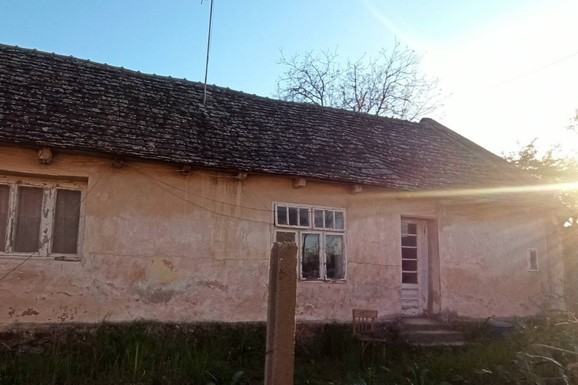 Celo seosko domaćinstvo za 15.000 evra: Kuća jeste za renoviranje, ali uz nju dolazi veliki plac i niz objekata (FOTO)