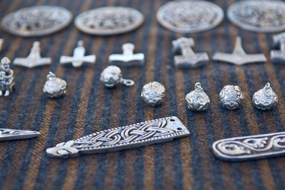 Kopao dvorište, pa našao 18,5 kilograma srebra, 700 dragocenosti i misteriozan natpis iz doba Vikinga