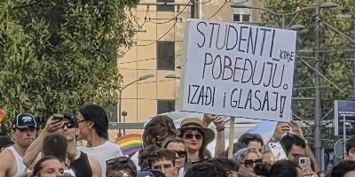 Ljudi, pa ovo je hit! Blokaderi marširaju na Prajdu, toliko su očajni da više ne biraju mesto za političku kampanju (FOTO)