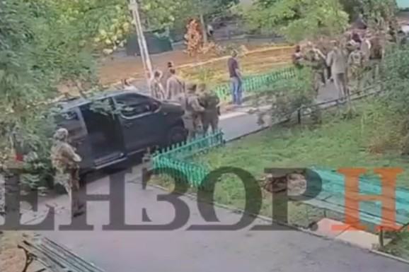 (VIDEO) OTMICA, PUCNJAVA I RANJENI OBAVEŠTAJCI! Skandal u Kijevu, oružani sukob tajnih službi, Zelenski besan: "Ovo je apsolutna SRAMOTA"