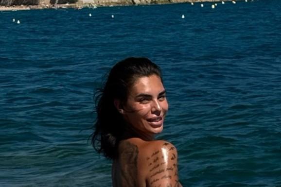 BIKINI TOLIKO MALI DA SE JEDVA I VIDI! Mina Vrbaški ovakva pozira na plaži