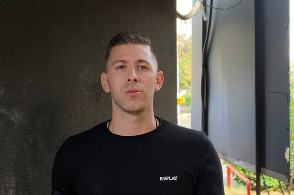 NAKON SKANDALA POTPISAO UGOVOR ZA ELITU 10 Boža Džons ulazi da bi kupio stan, opleo po Maji a tek da čujete šta je rekao za Anđelu: "Ima fetiš da miriše stopala" (VIDEO)