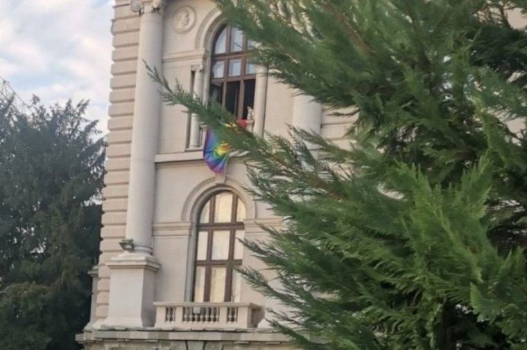 NOVA ZLOUPOTREBA U REŽIJI BLOKADERA! Okačili zastavu duginih boja na prozor Skupštine Srbije