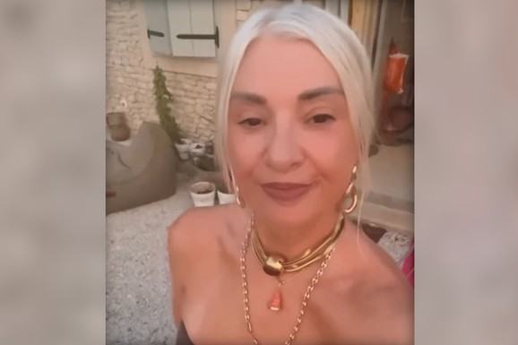 HALJINA BEZ BRETELA I ZLATO OKO VRATA Udovica pevača (59) se skockala od glave do pete: "Idemo na večeru" (Video)