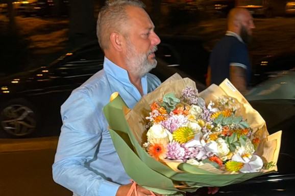 (Foto) SIN BRANKA BABIĆA SLAVI 18. ROĐENDAN Biznismen sa sinom dočekuje goste: Slavljenik u elegantnom odelu sa leptir mašnom