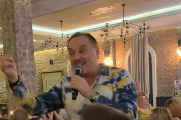 VELIKO SLAVLJE POVODOM ROĐENJA UNUKE NENADA KNEŽEVIĆA KNEZA Deda diže atmosferu, a ponosni tata grli Sanju Vučić! Puno im je srce zbog male Matee, evo da li je Ksenija tu (FOTO)