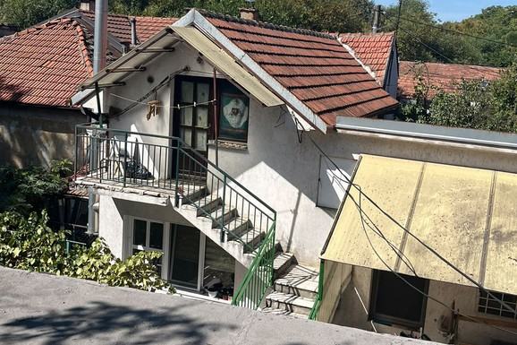 POSVAĐALI SE PA IZBOLI JEDAN DRUGOG! Prve slike sa mesta zločina na Dušanovcu: Mladić (29) ISKRVARIO, a evo šta je rekao osumnjičeni za ubistvo (FOTO/VIDEO)