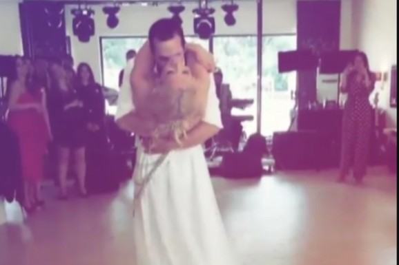 Naš pevač (37) je bio miljenik žena, pa oženio svoju 10 godina STARIJU PROFESORKU: Ljubav krili od svih, a evo kako on danas izgleda