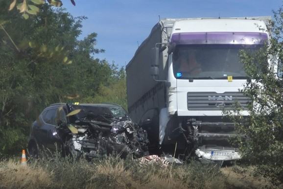 AUTOMOBIL U POTPUNOSTI SMRSKAN! Prve slike nesreće kod Sente: Poginuli muškarac i žena, DIREKTNO se zakucali u kamion