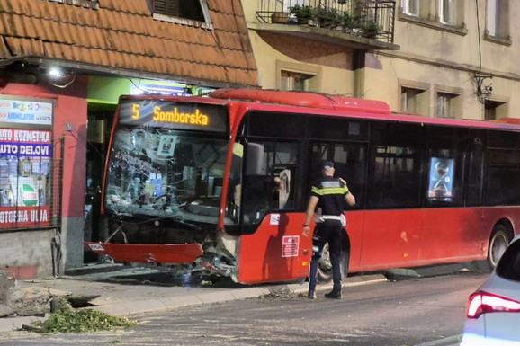PREDNJI DEO AUTOBUSA SMRSKAN, SVE VIŠE LJUDI U BOLNICI! Prvi snimci s mesta nesreće u Nišu: Vozilo se zakucalo u drvo i znak, među povređenima i DECA (FOTO, VIDEO)