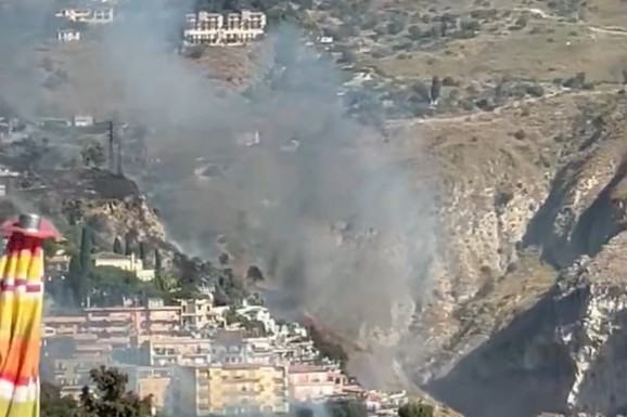 (VIDEO) BESNI POŽAR KOD TURISTIČKOG BISERA Plamen se opasno približio kućama, blokirani putevi: "Situacija je zaista tragična"