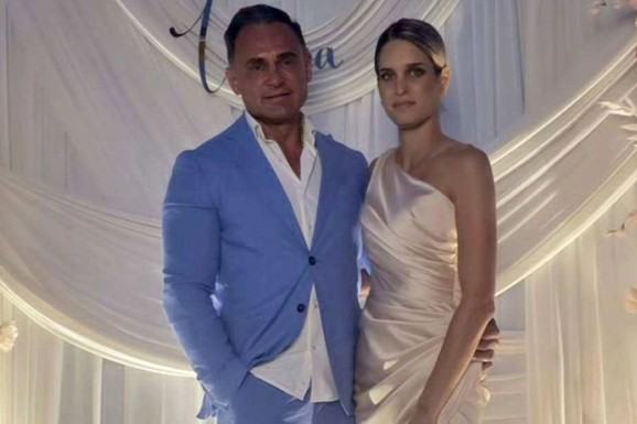 DRAGAN STANKOVIĆ ELEGANTAN, A IZABRANICA U BELOJ SATENSKOJ HALJINI DO PODA Slika sa slavlja napravila pometnju na mrežama: Bivši dečko Jovane Jeremić pronašao sreću pored lepe plavuše