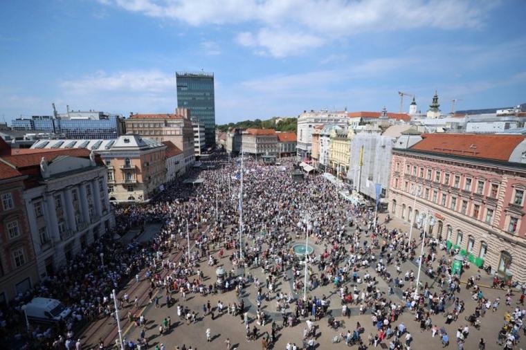 HILJADE LJUDI ISPUNILE GLAVNE ULICE I TRG U Zagrebu masovni protest zbog ilegalne deponije u Lici (FOTO)