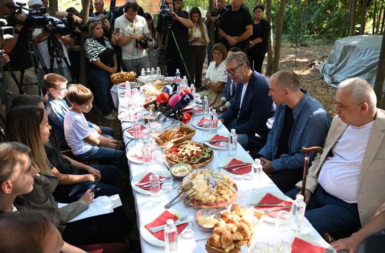 Vučić ispričao anegdotu na Paliću: "Brat i ja kao pas i mačka"