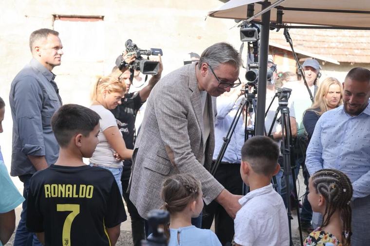 VUČIĆ POSETIO PORODICU KAVAI SA 11 DECE: Divna porodica! Lepo je videti kako stariji paze na mlađe, pomažu majci i koliko u ovoj kući ima sloge i ljubavi (FOTO)