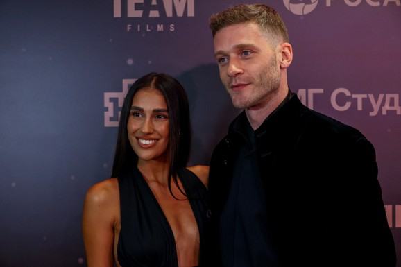 ALEKSANDAR RADOJIČIĆ OSVAJA RUSIJU! Glumac na crvenom tepihu, devojka se ne odvaja od njega: Turkinja blista u haljini sa dubokim dekolteom
