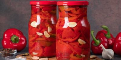 Samo ovako peglana paprika ostaje hrskava: 3 trika za zimnicu kakvu su pravile naše bake
