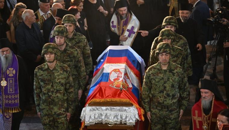 NIŠTA IM NIJE SVETO: Dok se narod oprašta od preminulog generala Mladića, blokaderi pljuju i njega i Crkvu (FOTO)