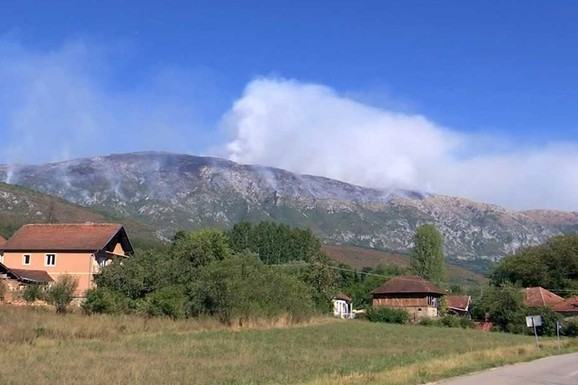 (FOTO, VIDEO) RUSKI DŽIN I HELIKOPTERI MUP-A U LETU IZNAD SUVE PLANINE! Drama na Devojačkom grobu, vatra bukti na 1.300 metara: Oglasio se načelnik Mitrović