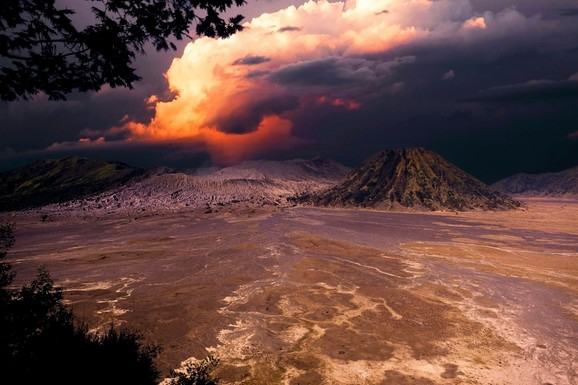 BLOKIRANI AERODROMI, STANOVNICIMA NAREĐENO DA OSTANU U KUĆAMA Erupcija vulkana zarobila 150.000 putnika u Indoneziji